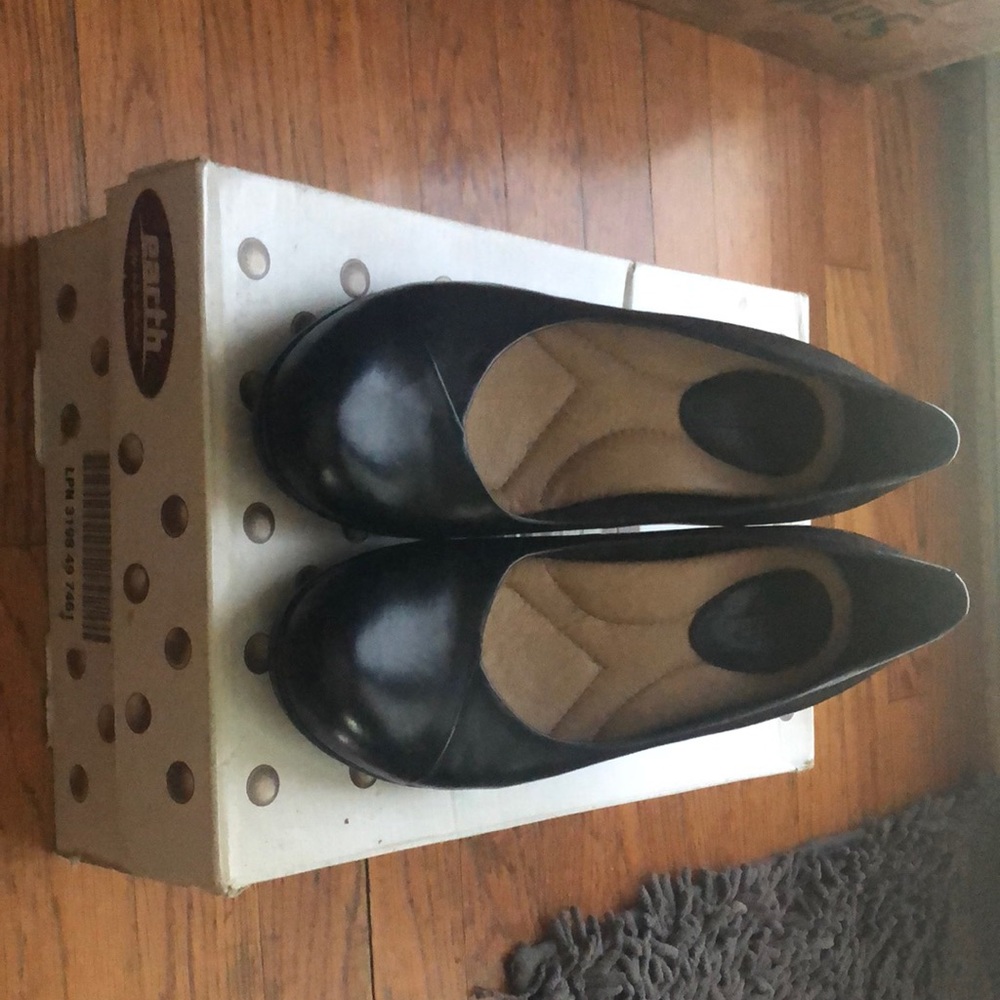 EARTH Tamarack Black Calf Leather Pump brand new never worn